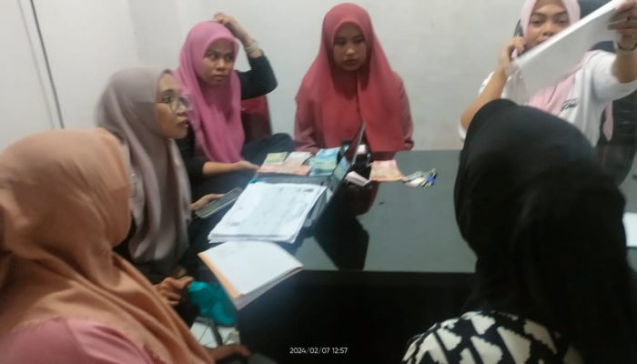 Viral Pendamping PKH Membawa Uang Bantuan di Kantor Lurah Lembang Parang, Langgar Regulasi?