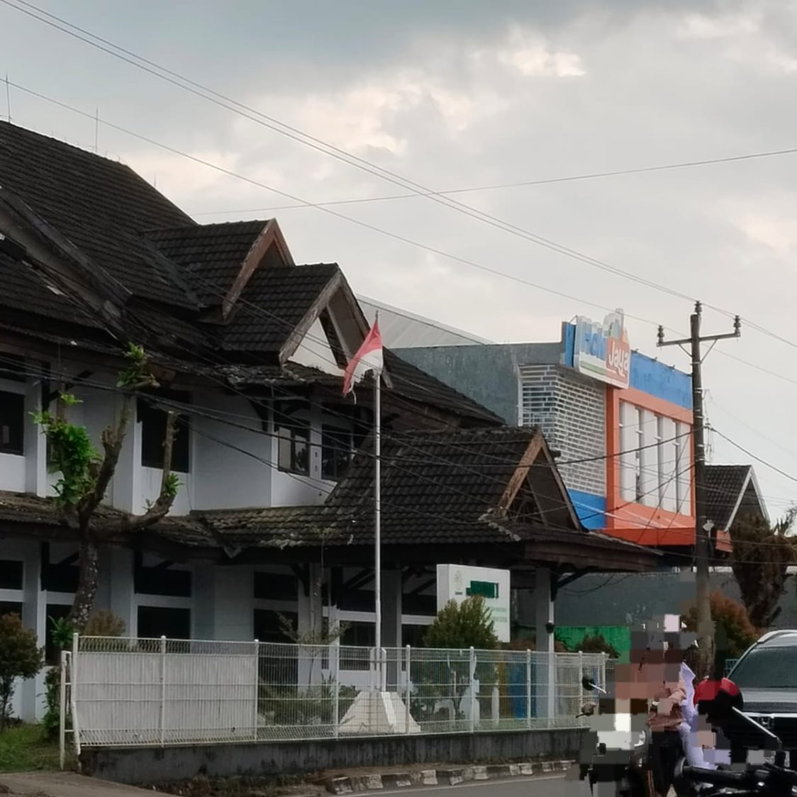 “Menggugah Kesadaran: Bendera Merah Putih Sobek dan Kusam di Kantor Inhu Tani Gowa”