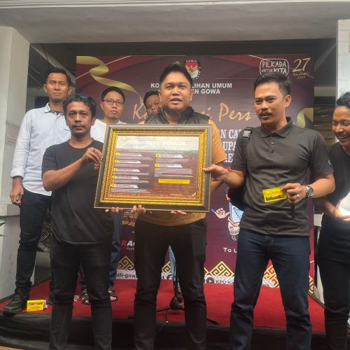 Serbu KPU Gowa: Empat Komisioner KPU menerima Rembuk Pemuda Gowa.