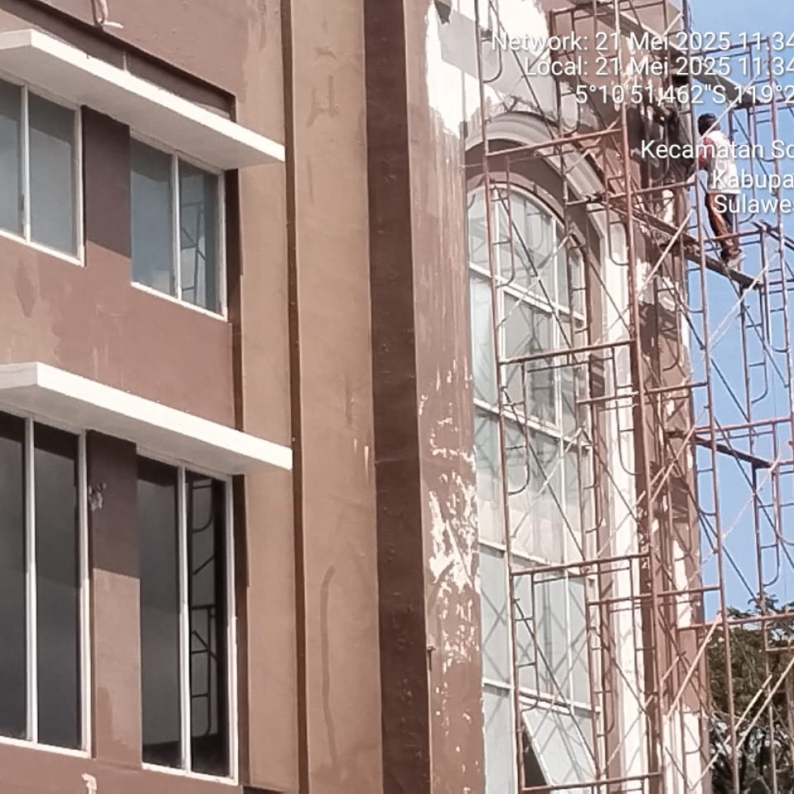 Potensi Pelanggaran K3 di Kompleks Perumahan Citra Land Gowa: Tiga Pekerja Terancam Bahaya